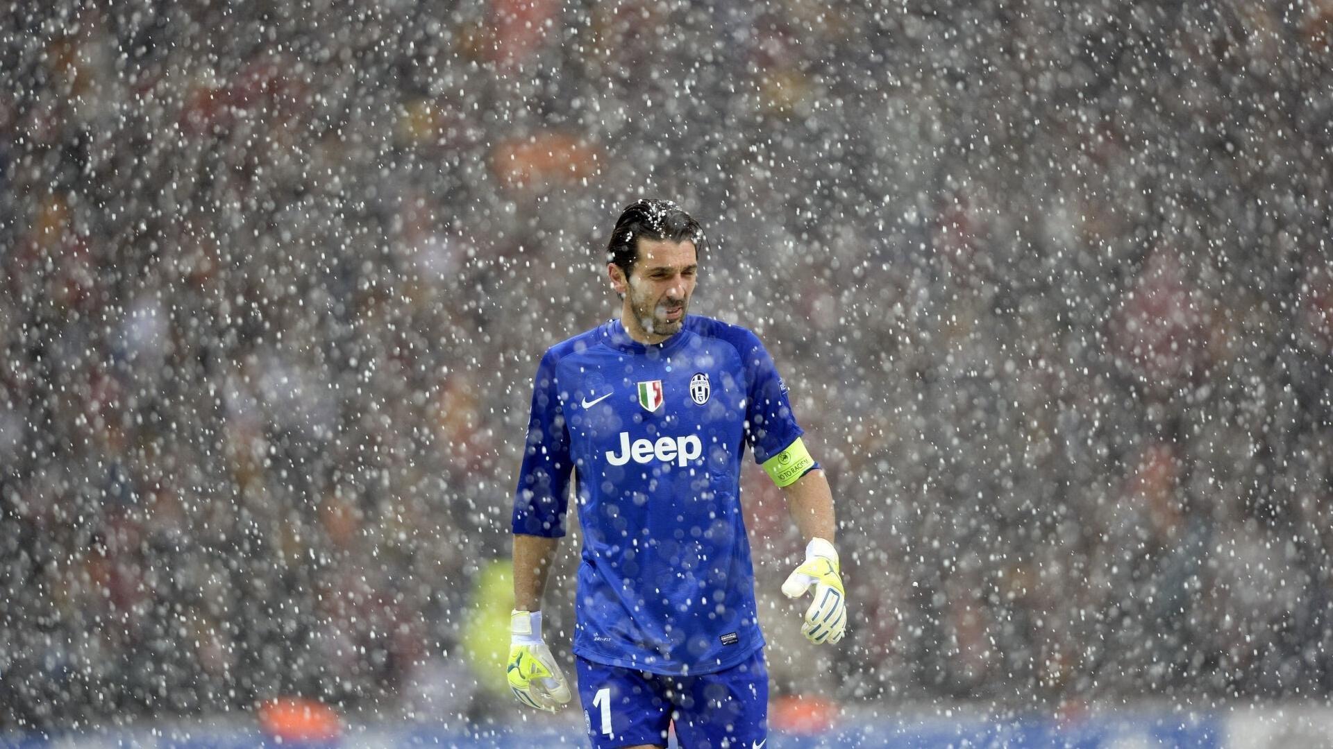 内维尔严词指责哲凯赖什赛场表现欠佳，主帅调整阵容被视为合理之举