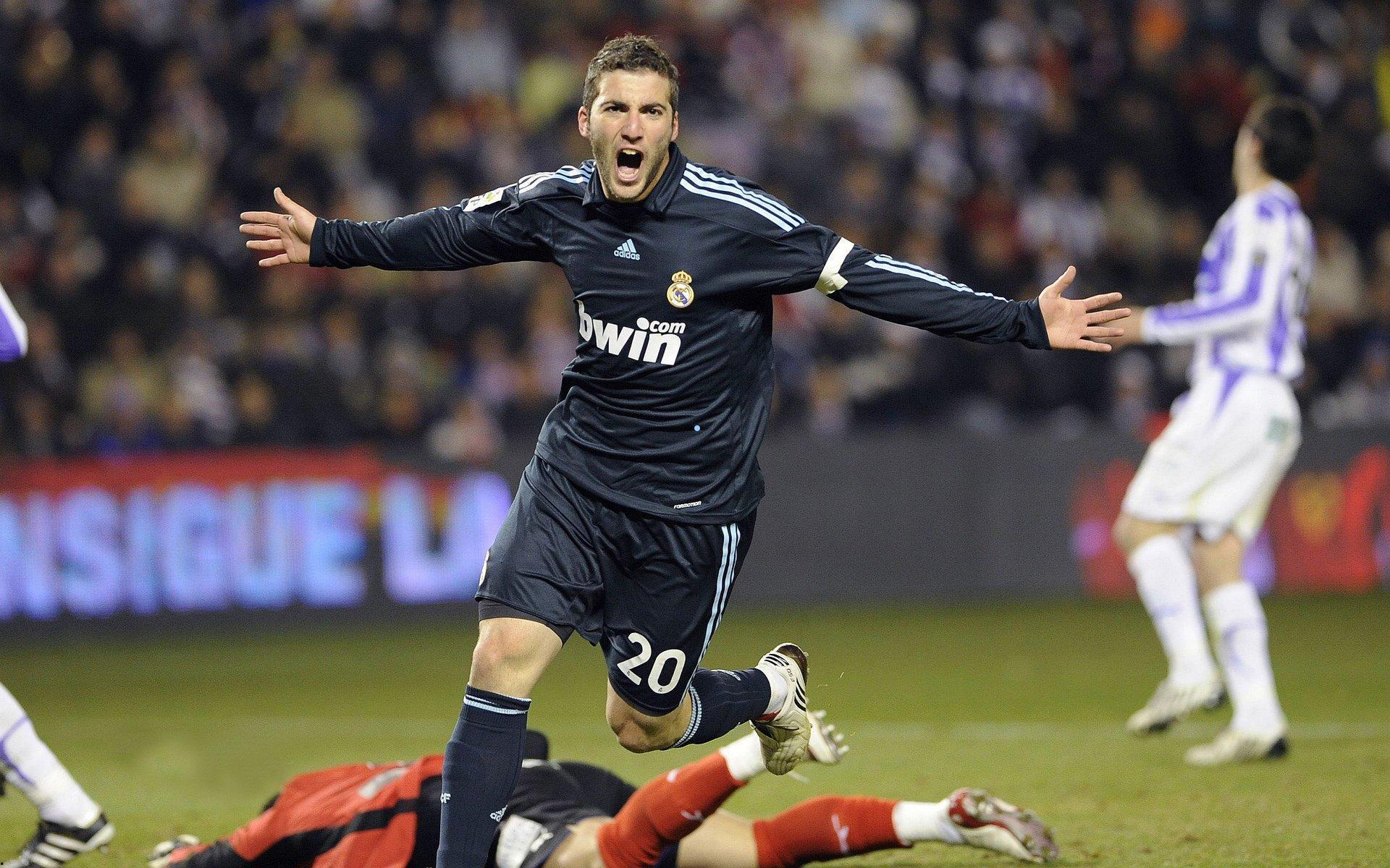 荣耀加冕六冠王！巴黎首夺洲际杯创造历史，庆功宴姆巴佩缺席引遐想